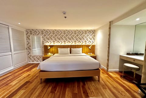 Executive Room, 1 King Bed | In-room safe, desk, free WiFi, bed sheets