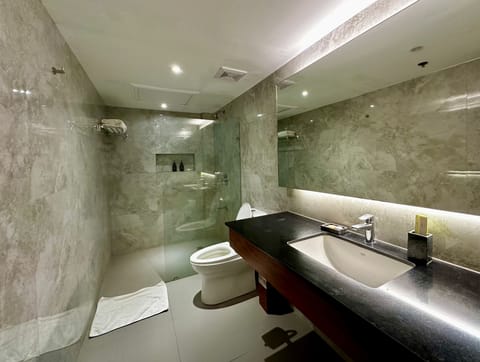 Executive Room, 1 King Bed | Bathroom | Shower, free toiletries, towels