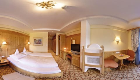 Basic Double Room, Mountain View | Minibar, in-room safe, desk, free WiFi