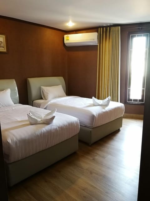 Superior Twin Room, Non Smoking | Desk, free WiFi