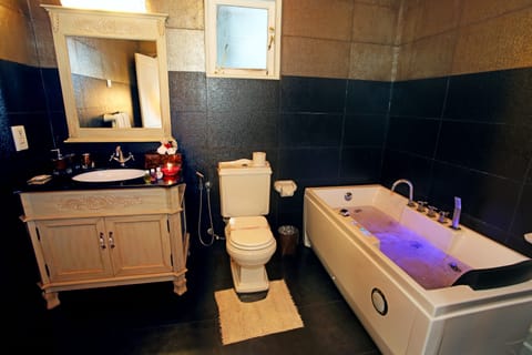 Super  Deluxe,1 Bedroom, Non Smoking, Bathtub | Bathroom | Separate tub and shower, jetted tub, free toiletries, hair dryer