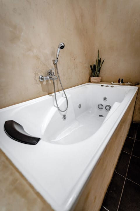 Junior Suite | Bathroom | Shower, free toiletries, hair dryer, bathrobes