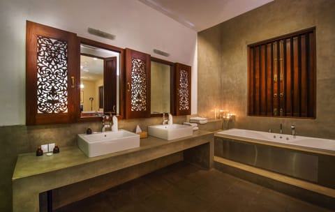 Executive Room with Jacuzzi (10% off on Food & Beverage) | Bathroom | Shower, rainfall showerhead, free toiletries, towels