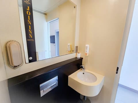 Shower, free toiletries, towels