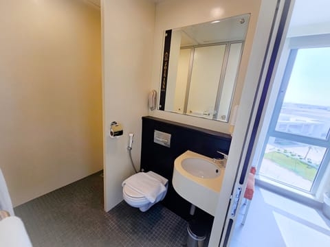 Shower, free toiletries, towels