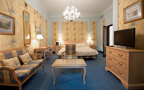 Double Room | Minibar, in-room safe, individually decorated, individually furnished