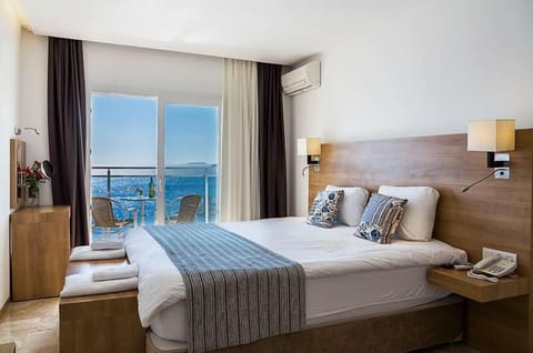Family Room, Jetted Tub, Sea View | Premium bedding, minibar, in-room safe, soundproofing