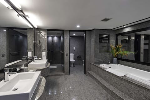 Hilton Premier Suite | Bathroom | Combined shower/tub, designer toiletries, hair dryer, bathrobes