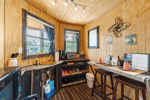 Wild20Bill20Dining20Area-vrbo