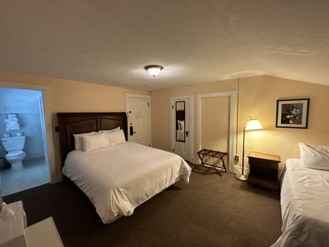 1 Queen Bed and 1 Single Bed, Inn Style  | Iron/ironing board, free WiFi