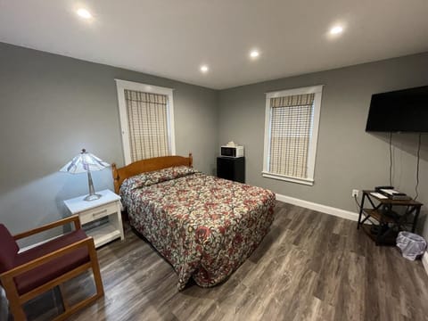 2 Bedroom Suite, Inn Style  | Iron/ironing board, free WiFi