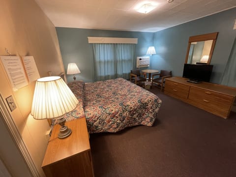 1 King Bed, Motel Style  | Iron/ironing board, free WiFi