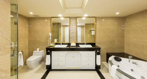 Presidential Suite | Bathroom | Combined shower/tub, deep soaking tub, free toiletries, hair dryer