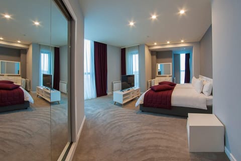 Royal Suite | Minibar, in-room safe, soundproofing, iron/ironing board