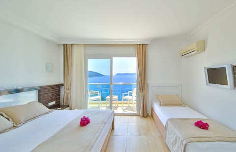 Triple Room, Sea View | Minibar, soundproofing, free WiFi, bed sheets