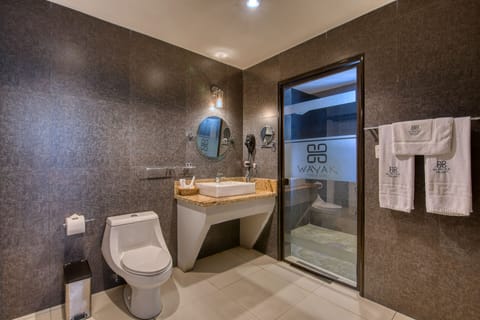 Junior Room, 1 King Bed | Bathroom | Shower, free toiletries, hair dryer, bathrobes