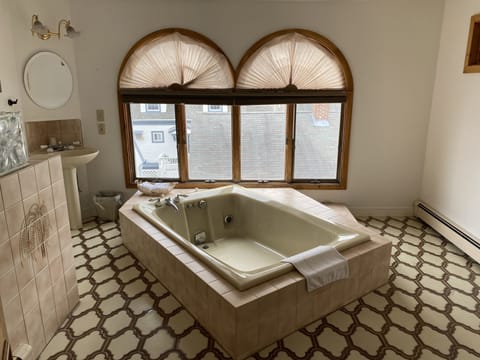 Studio Suite, 1 Bedroom, Jetted Tub, Ocean View | Bathroom | Towels