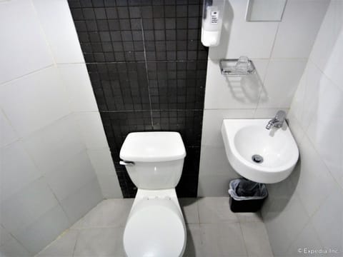 Cab Room | Bathroom | Shower, rainfall showerhead, free toiletries, bidet