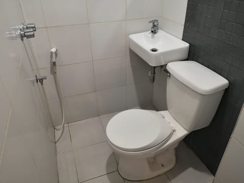 Single Room | Bathroom | Shower, rainfall showerhead, free toiletries, bidet