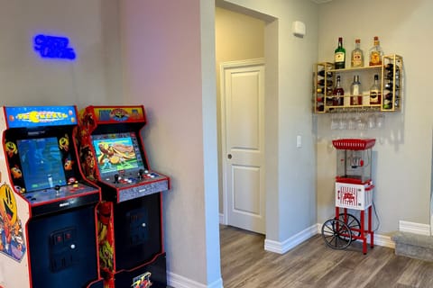 Fun corner with classic arcade games and a nostalgic popcorn machine—perfect for movie nights and friendly competitions with your group.