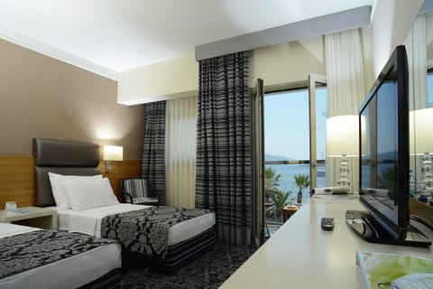 Double Room, Sea View | Minibar, in-room safe, soundproofing, free WiFi