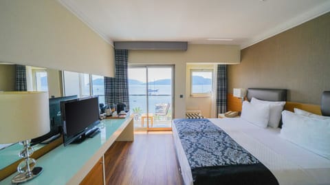 Double Room, Sea View | Minibar, in-room safe, soundproofing, free WiFi