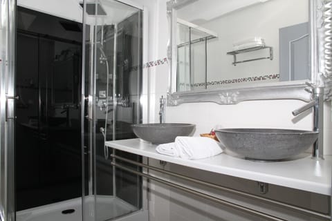 Suite, Terrace | Bathroom | Shower, free toiletries, hair dryer, towels