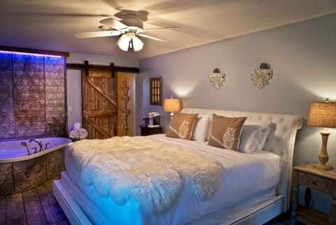 21 Carriage House - 1 King Bed, Jetted Tub | Premium bedding, individually decorated, individually furnished