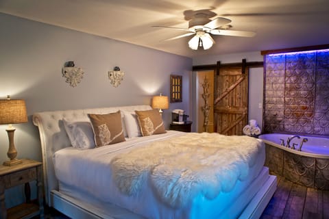21 Carriage House - 1 King Bed, Jetted Tub | Premium bedding, individually decorated, individually furnished
