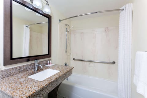 Combined shower/tub, hair dryer, towels