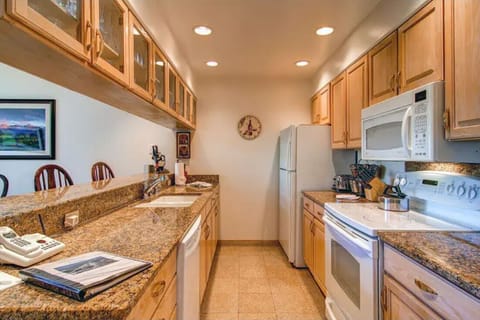 Full Kitchen with Dishwasher, Oven, Microwave and Fridge