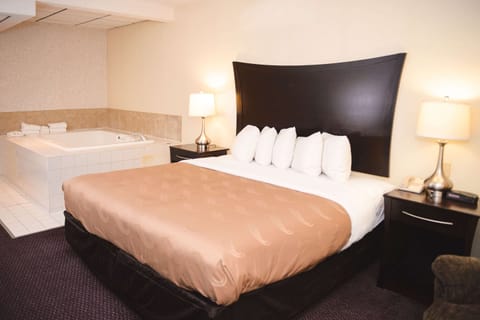 Suite, 1 King Bed, Non Smoking, Jetted Tub | 1 bedroom, in-room safe, desk, blackout drapes
