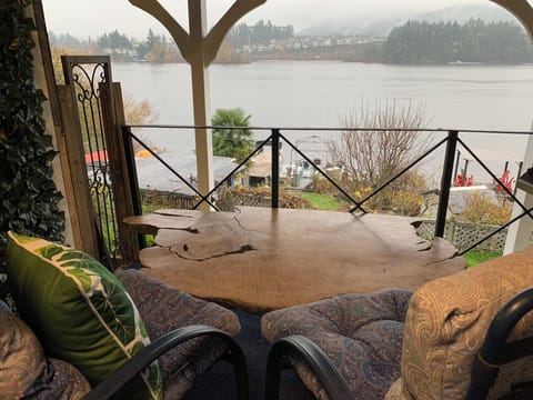 Relax on the deck, enjoy a barbeque, popcorn maker, or have dinner by the lake. 