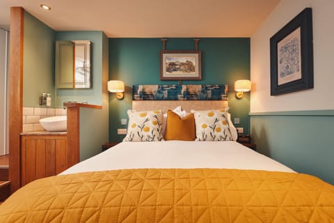 Superior Suite, 1 Double Bed, Sea View, Sea Facing | Free WiFi, bed sheets