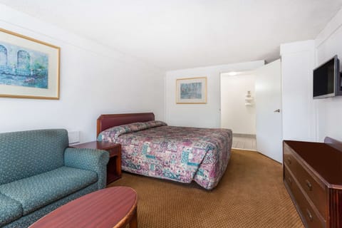 Room, 1 King Bed, Smoking | Desk, blackout drapes, free WiFi, bed sheets