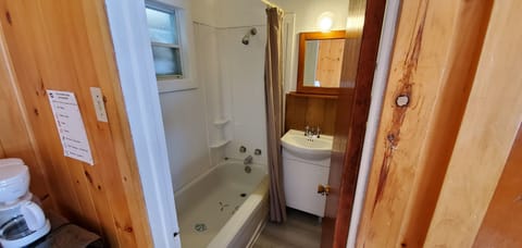 Standard Room, 1 Queen Bed | Bathroom | Combined shower/tub, free toiletries, hair dryer