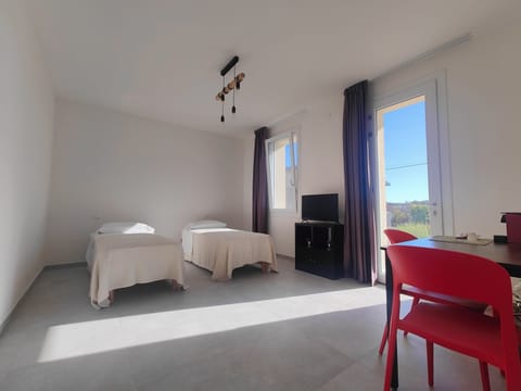 Premium bedding, individually decorated, desk, free WiFi