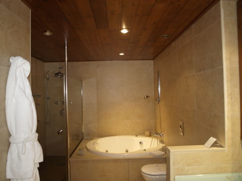 Double room view Valley | Bathroom | Combined shower/tub, jetted tub, rainfall showerhead, hair dryer