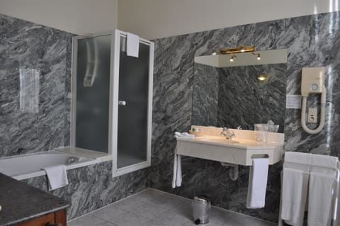 Junior Suite, 1 Bedroom | Bathroom | Free toiletries, hair dryer, towels, soap