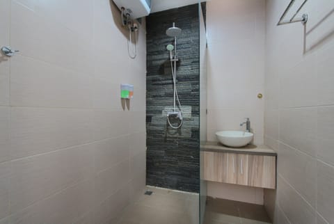 Standard Room | Bathroom | Shower, free toiletries, towels
