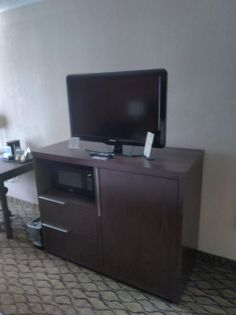 Room, 1 King Bed, Accessible, Non Smoking (Mobility Accessible) | Premium bedding, in-room safe, desk, laptop workspace