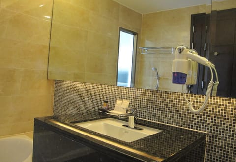 Deluxe Double City View Room | In-room safe, desk, free WiFi, bed sheets