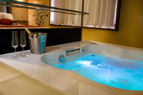 Honeymoon Suite, Jetted Tub | Jetted tub