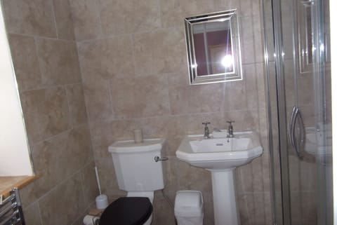 Standard Double Room | Bathroom | Shower, free toiletries, towels