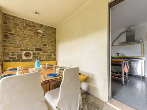 Wall, Flooring, Interior Design, Ceiling, Floor, Furniture, Room, Countertop, Kitchen, Wood Stain