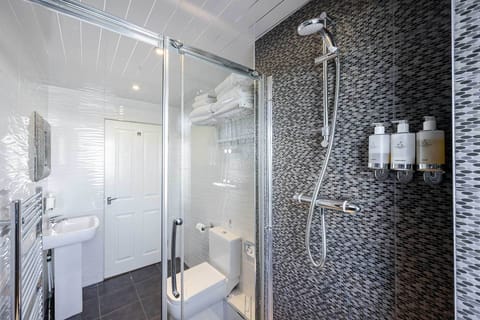 Deluxe Apartment, Ensuite (One Bedroom 166) | Bathroom