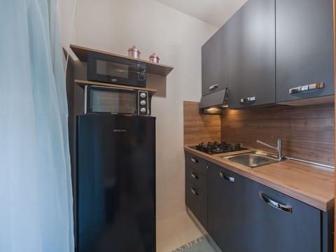 Kitchen Appliance, Major Appliance, Kitchen, Interior Design, Countertop, Cabinetry, Home Appliance, Kitchen Stove, Room, Furniture