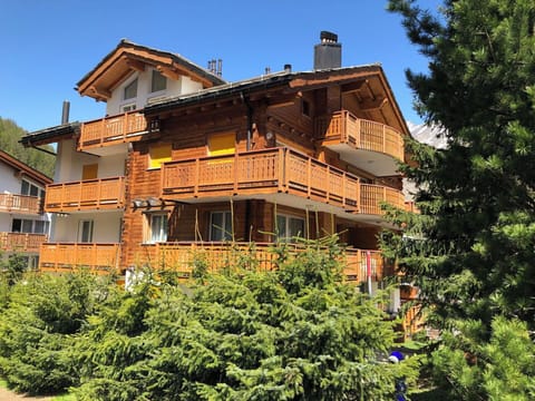 Wood, Residential Area, House, Home, Human Settlement, Balcony, Apartment, Cottage, Siding