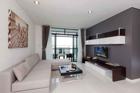 3 Bedroom Suite | Living room | 32-inch LCD TV with cable channels, TV