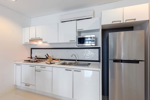 3 Bedroom Suite | Private kitchen | Full-size fridge, microwave, oven, stovetop